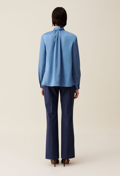 Blusa fluida con lazada al cuello