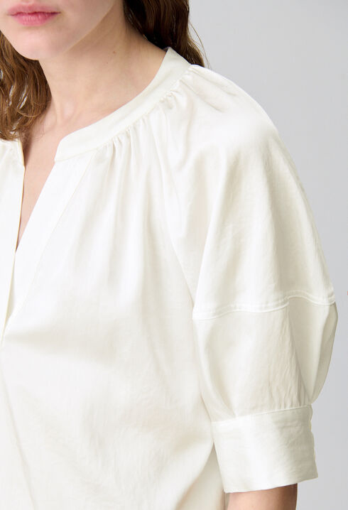 Blusa fluida con cuello tunecino