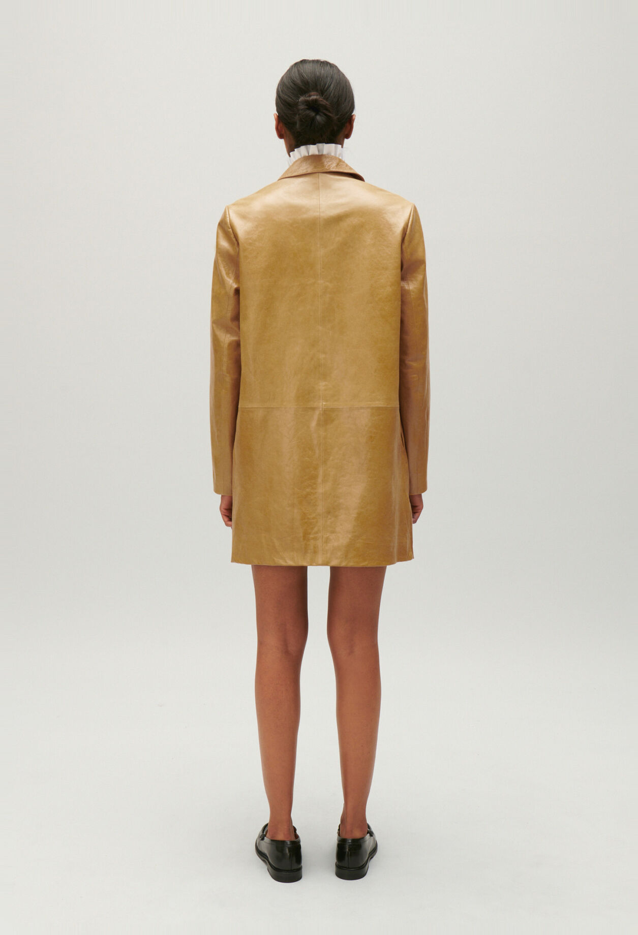 Chaqueta larga de cuero amarillo ocre
