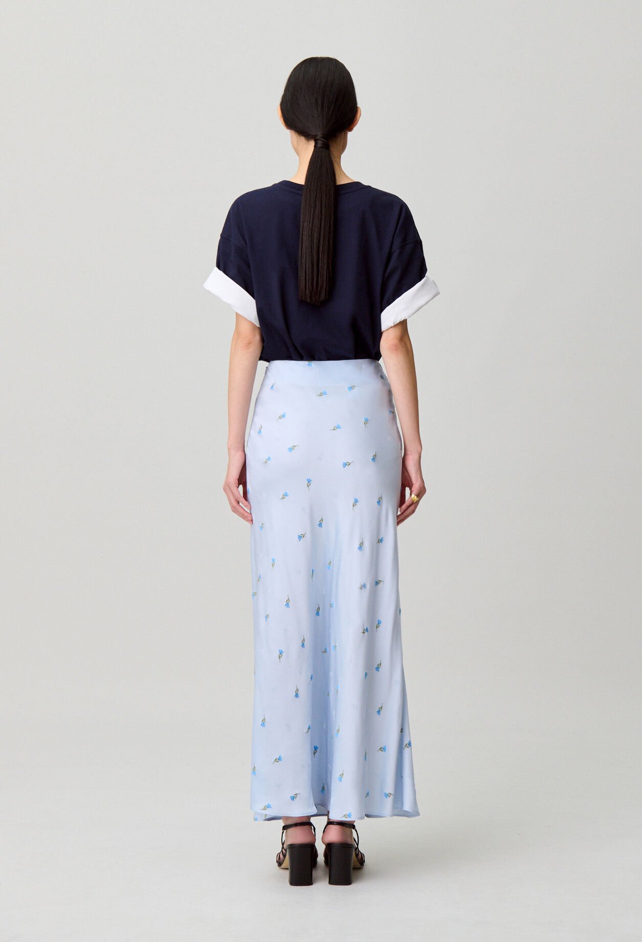 Falda satinada de flores