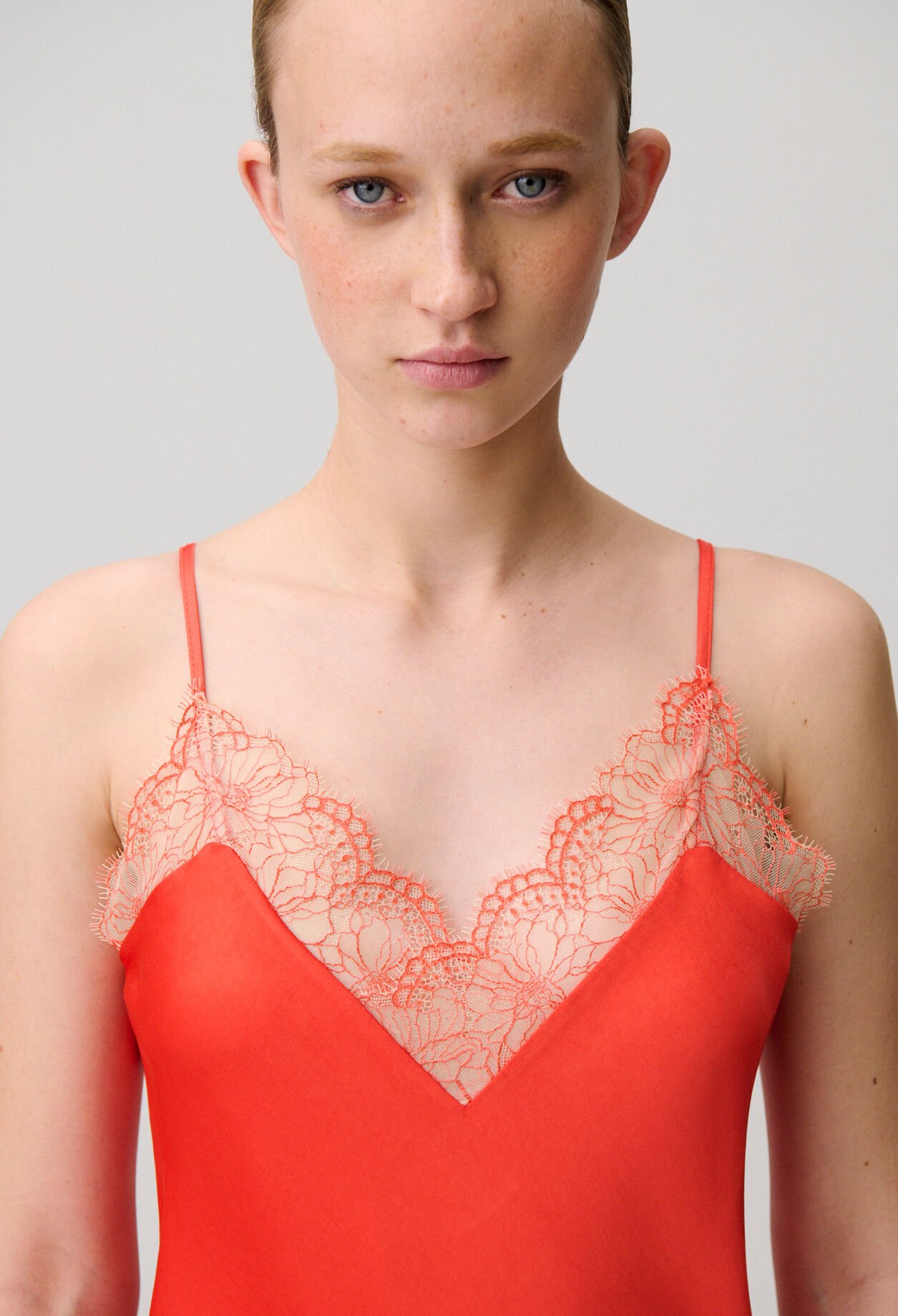 Vestido fluido de sat&eacute;n y encaje