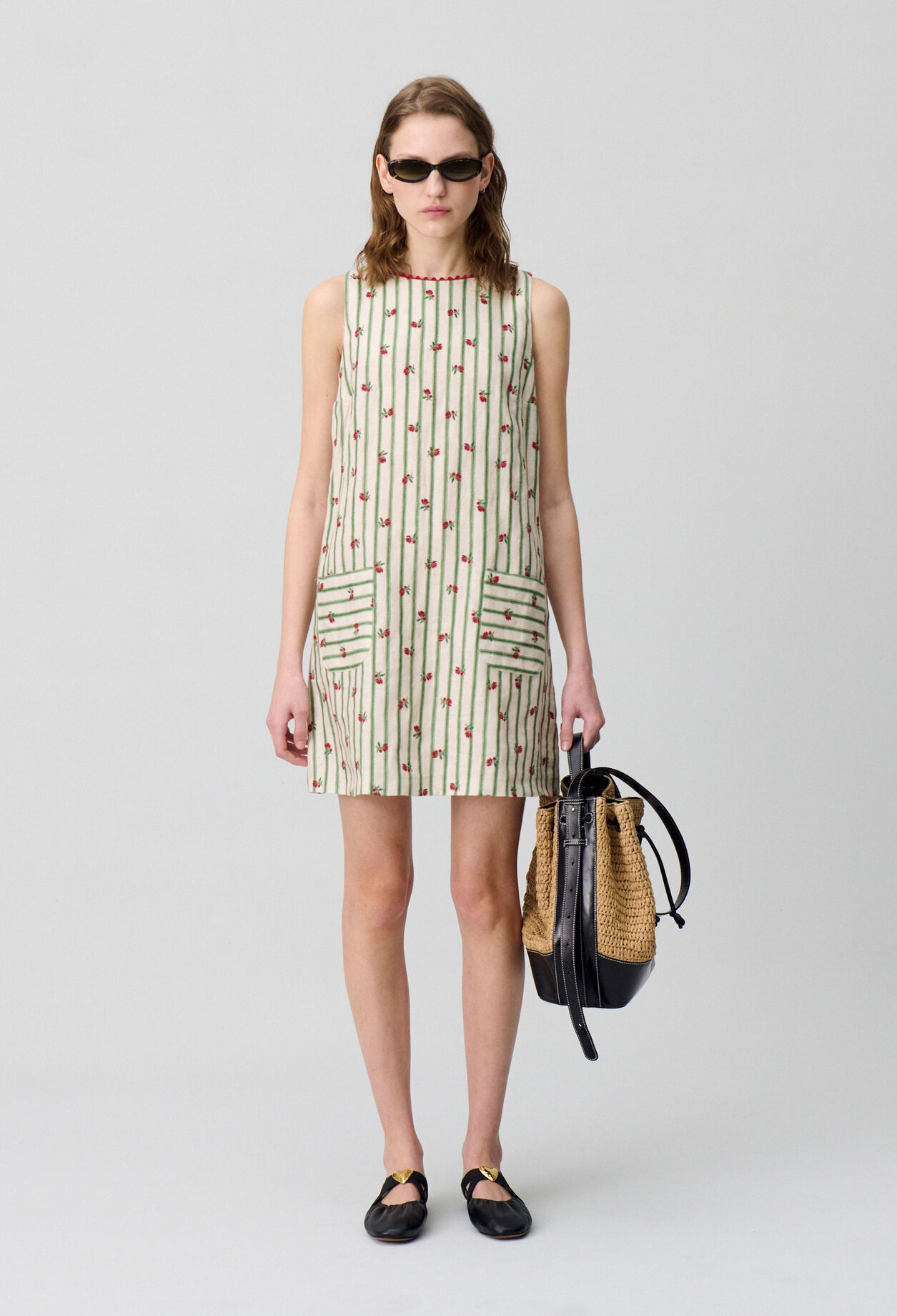 Vestido corto sin mangas