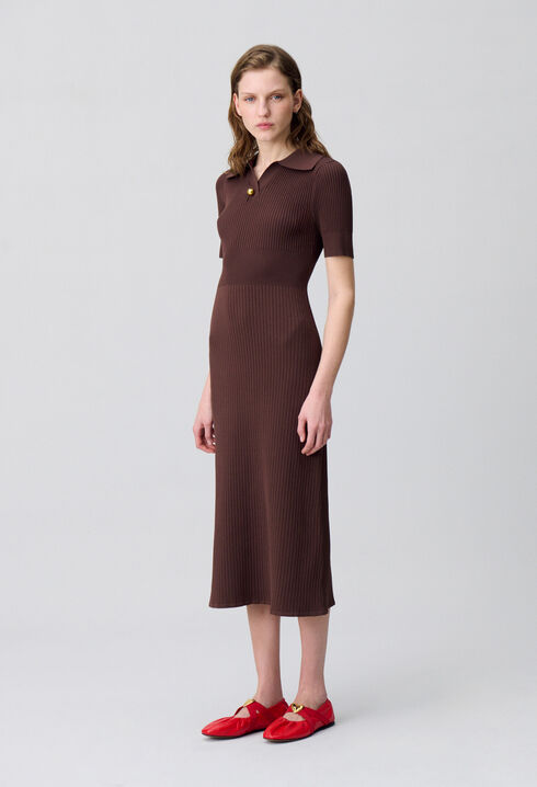 Vestido de punto de longitud media.