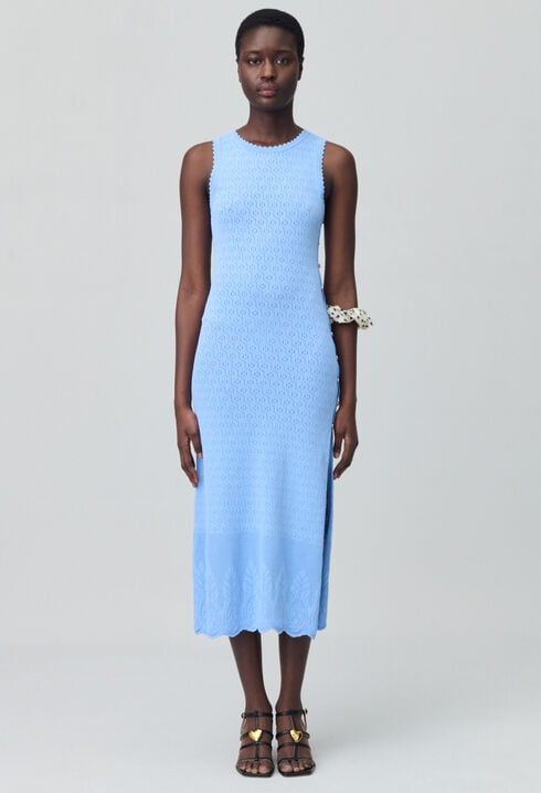 Vestido de punto de longitud media.