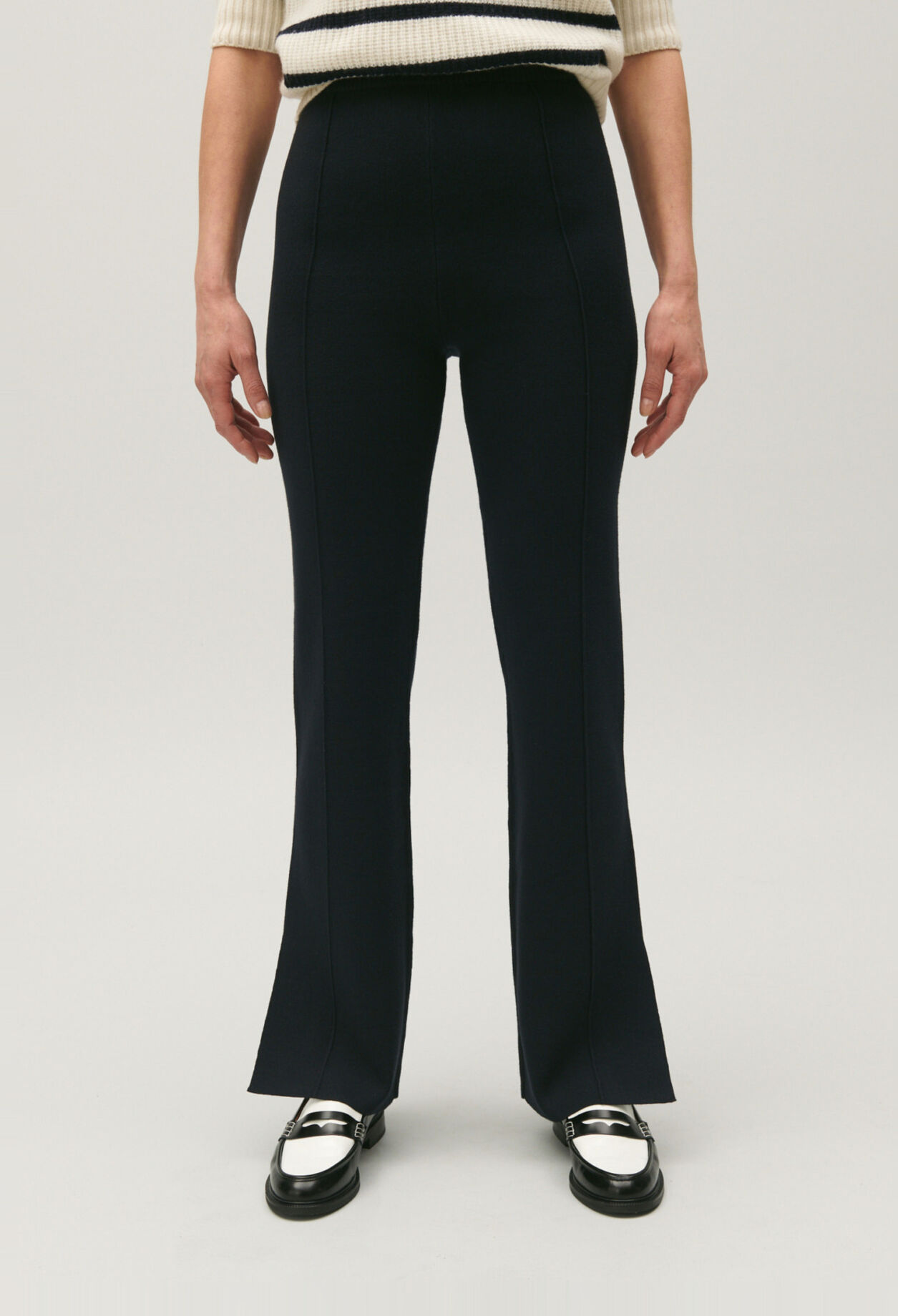 Pantalón recto y aperturas en tobillos