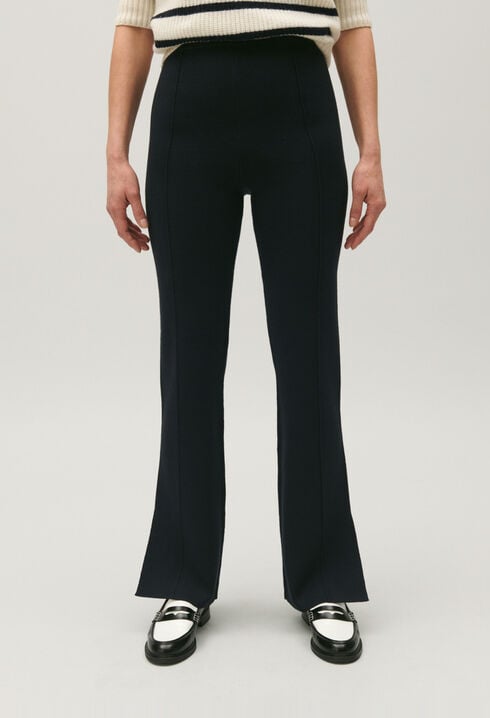 Pantalón recto y aperturas en tobillos