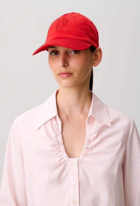 Gorra con monograma CP bordado