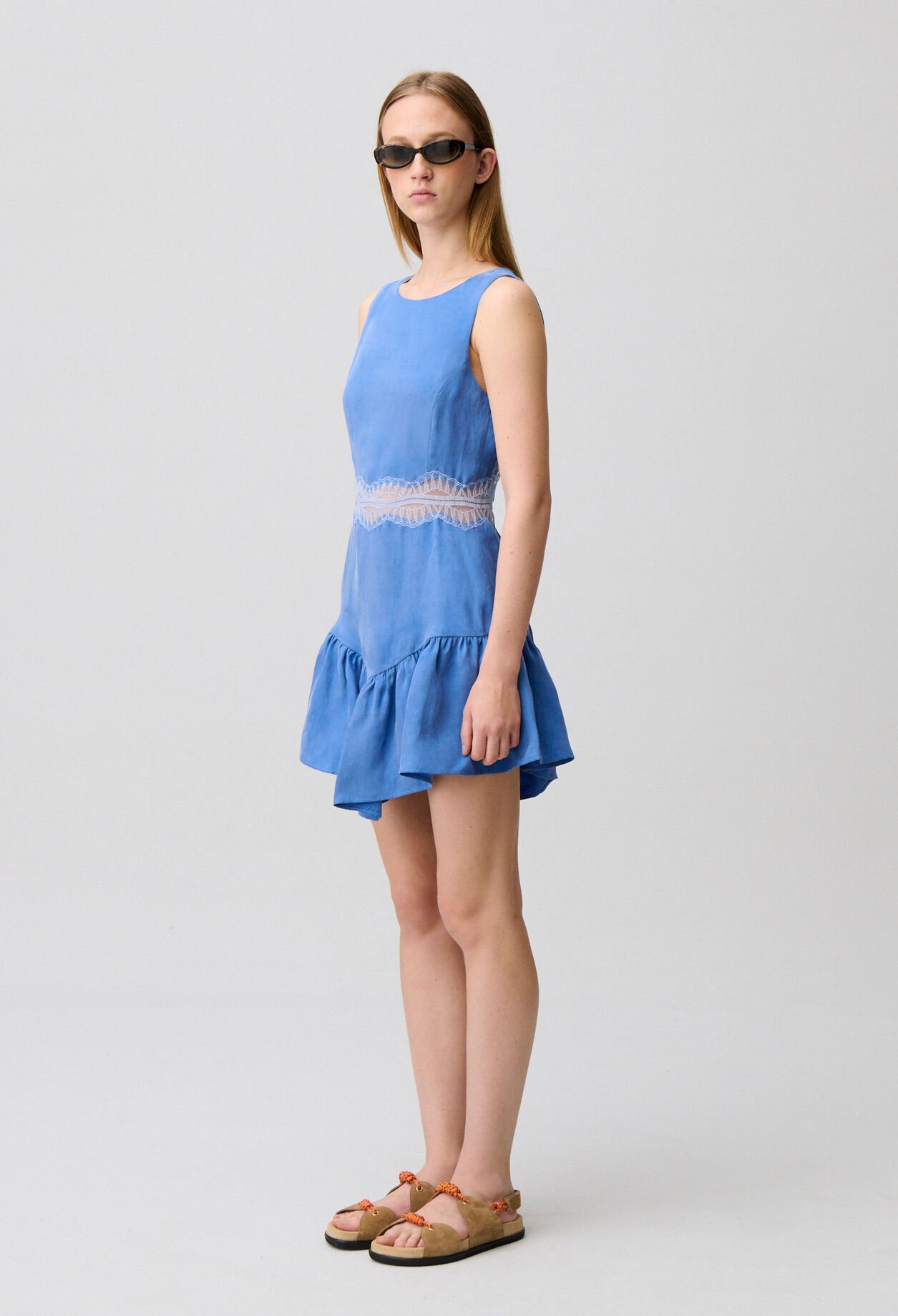 Vestido corto fluido de encaje