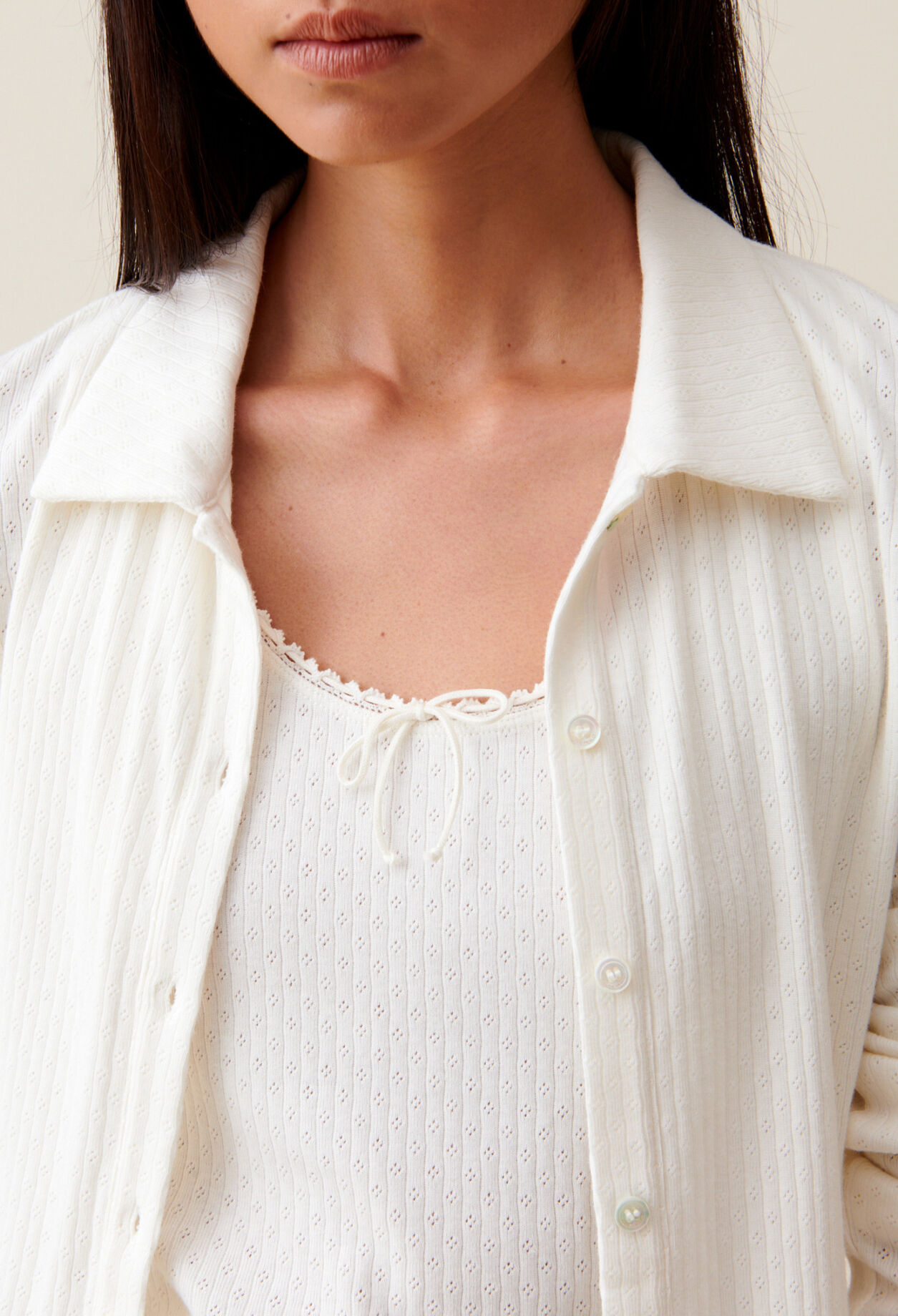 Top crudo con cuello de camisa