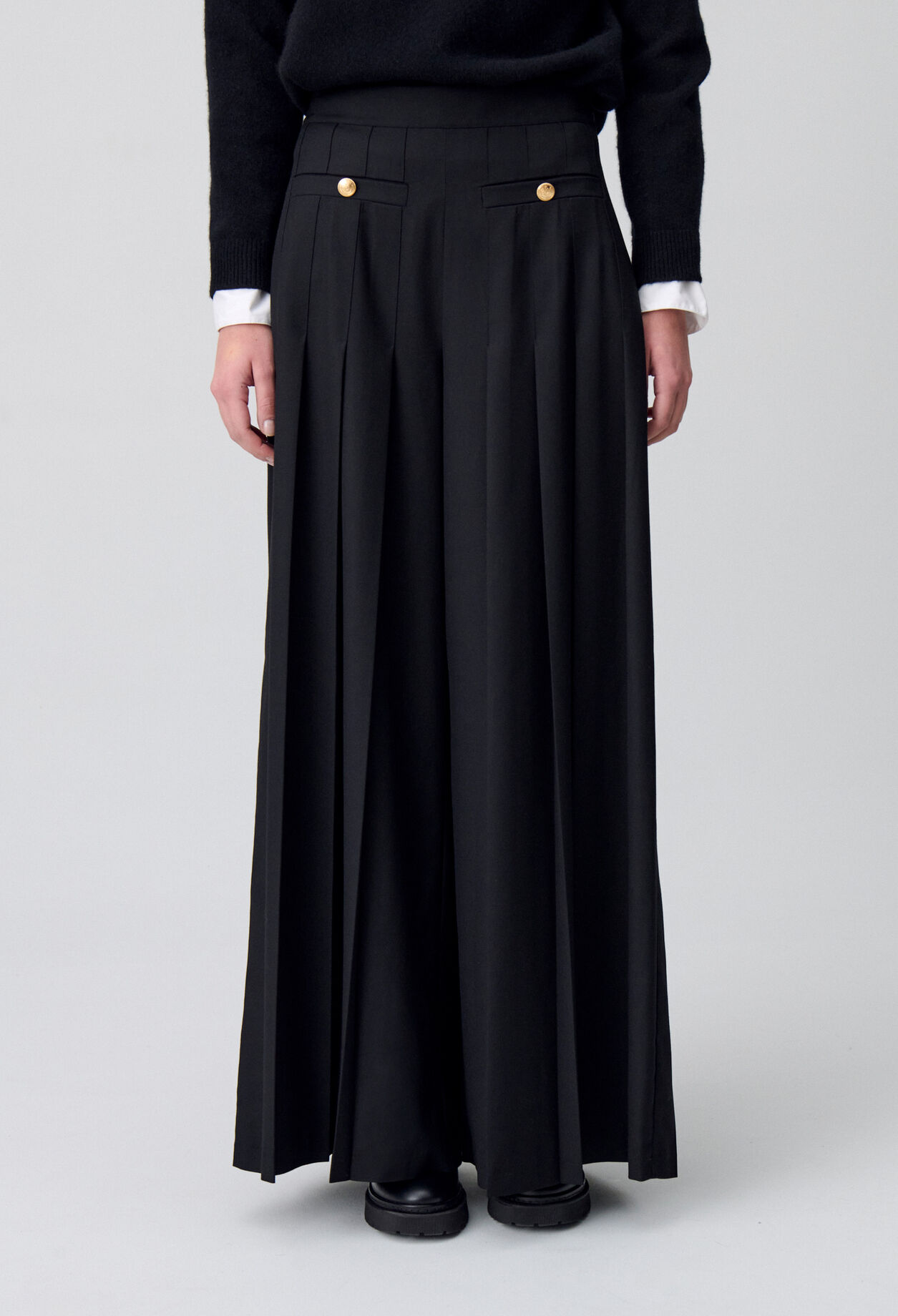 Pantalón amplio con pliegues