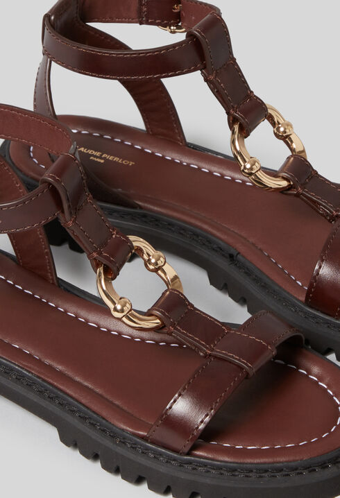 Sandalias de cuero con aro dorado.