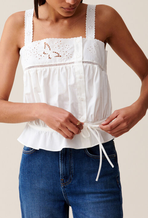 Top crudo bordado cuello cuadrado