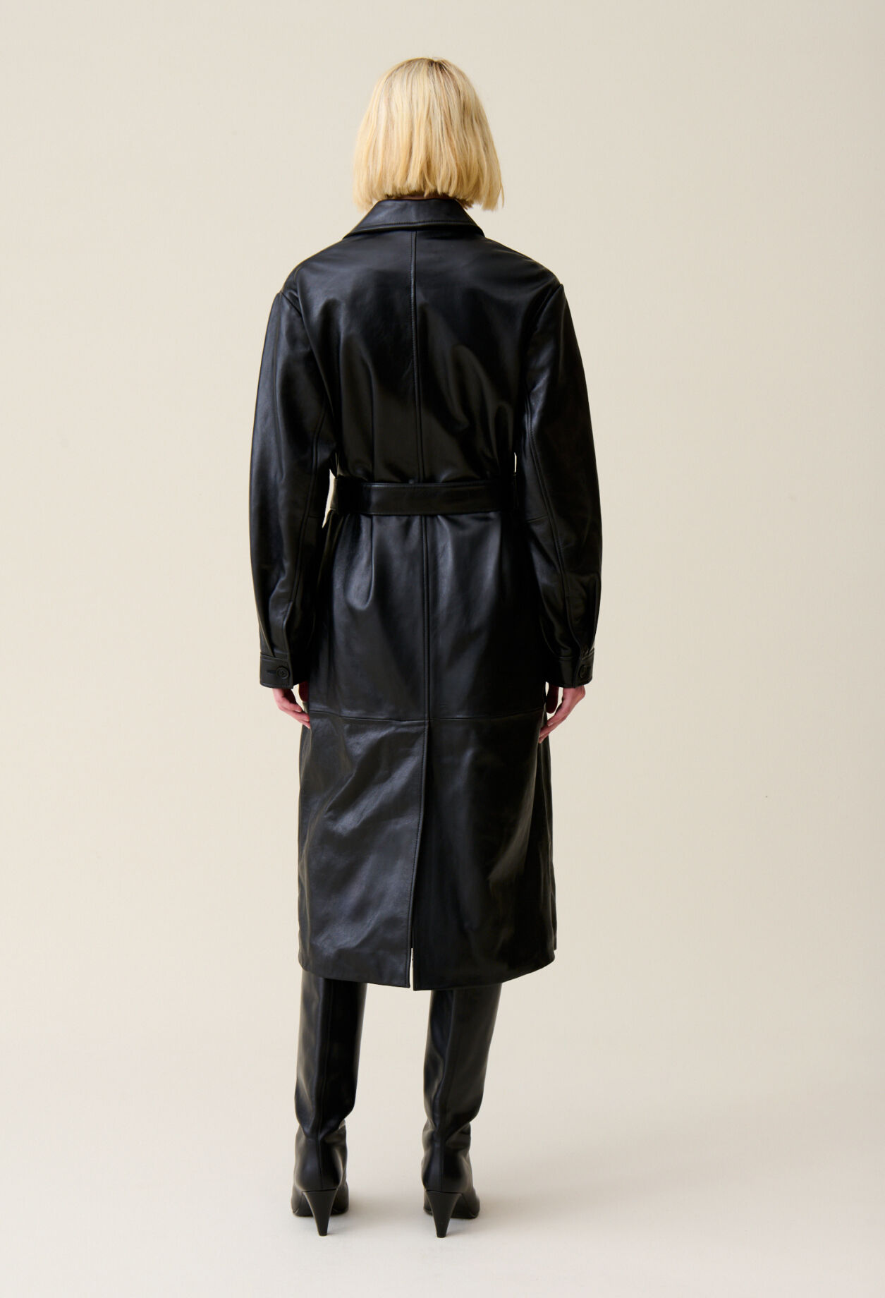 Gabardina de cuero con solapa