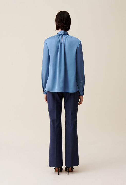 Blusa fluida con lazada al cuello