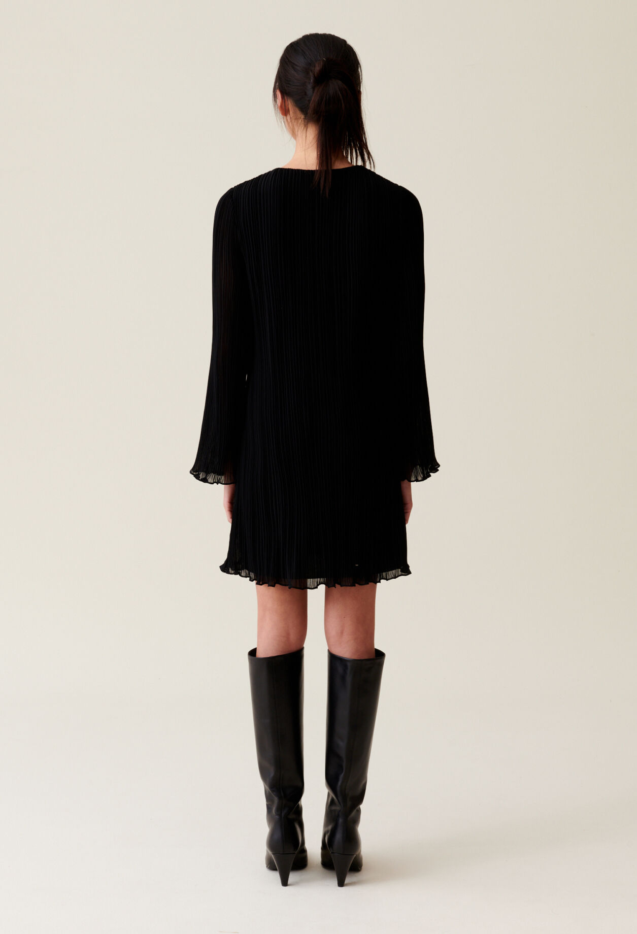 Vestido corto plisado manga larga