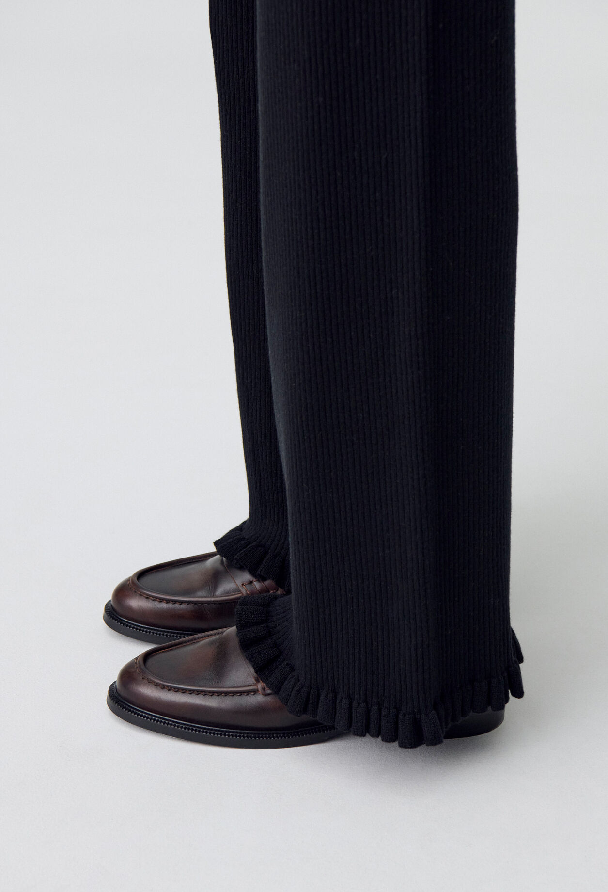 Pantalón de punto acampanado