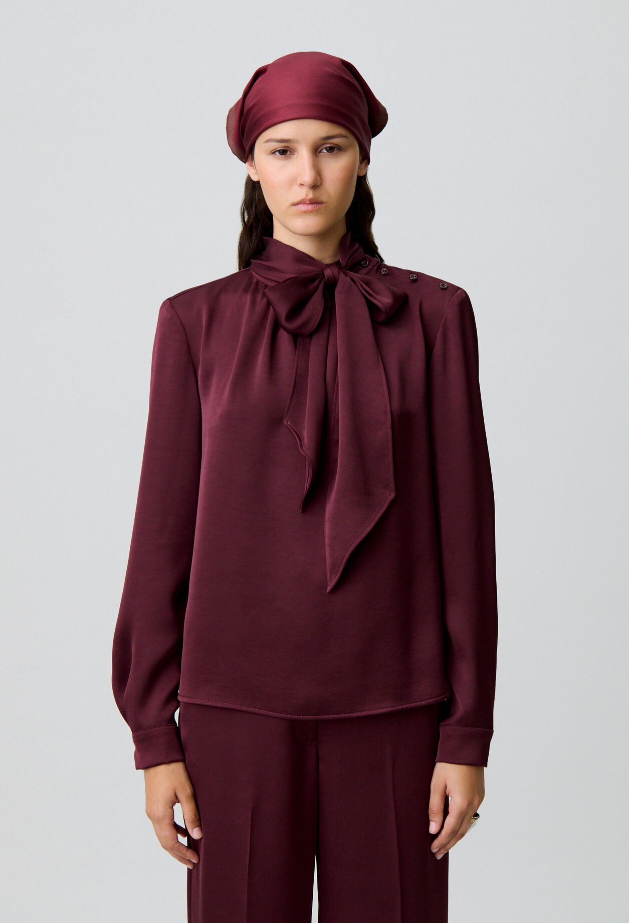 Blusa fluida con cuello lazada