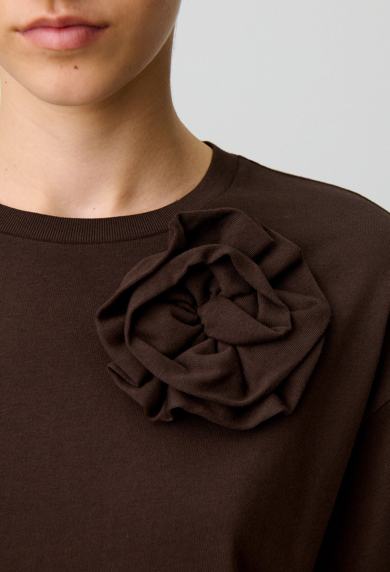 Camiseta punto flores tono a tono