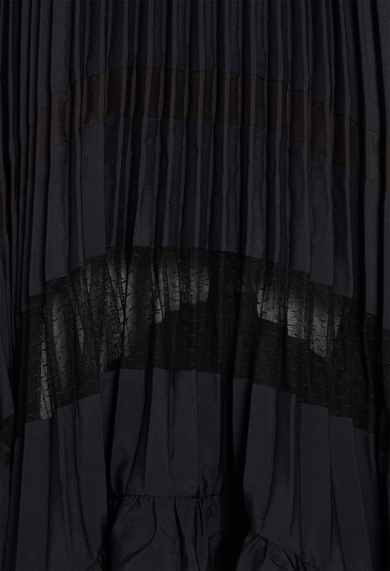 Vestido plisado con volantes