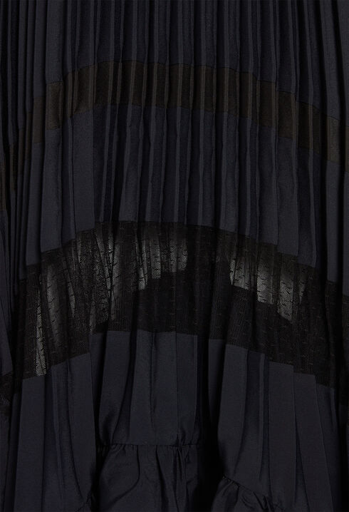 Vestido plisado con volantes