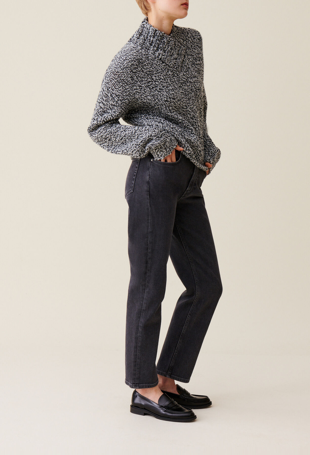 Jersey grueso con cuello en V gris