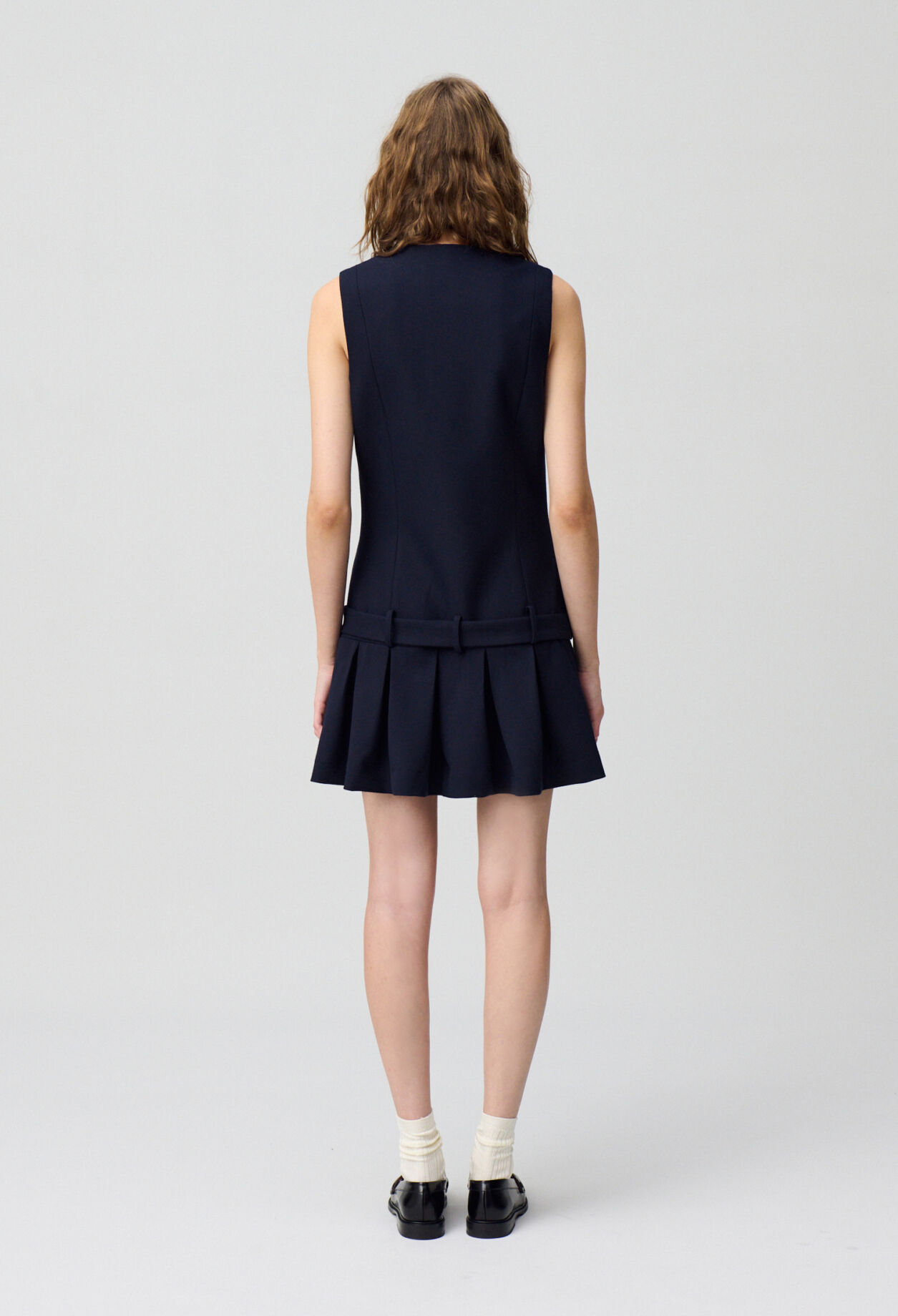 Vestido corto plisado entallado