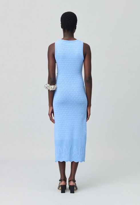 Vestido de punto de longitud media.
