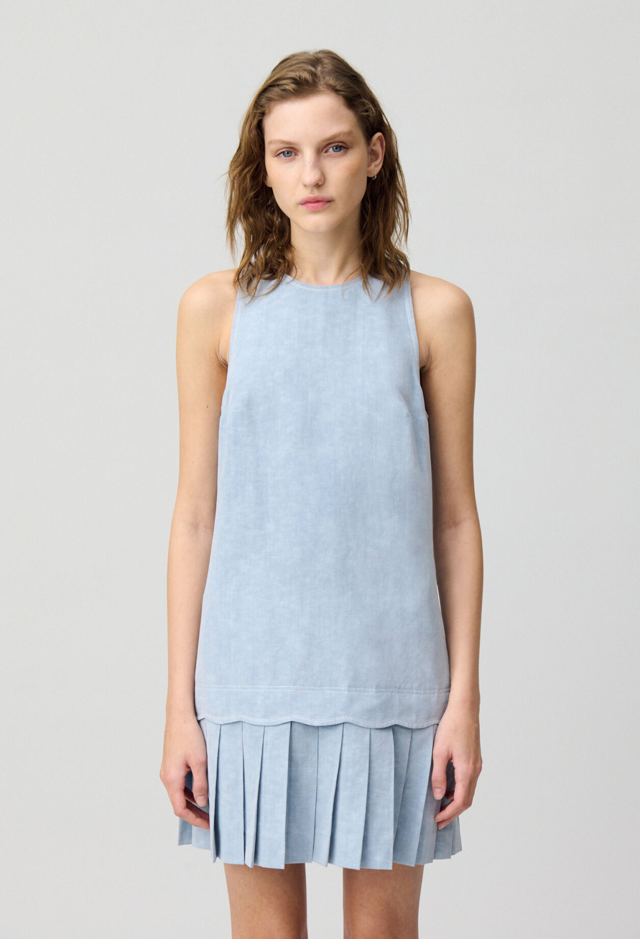 Vestido corto sin mangas