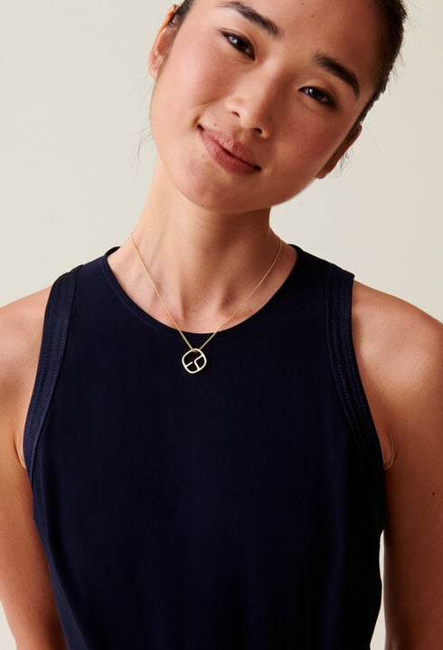 Collar con colgante de monograma dorado