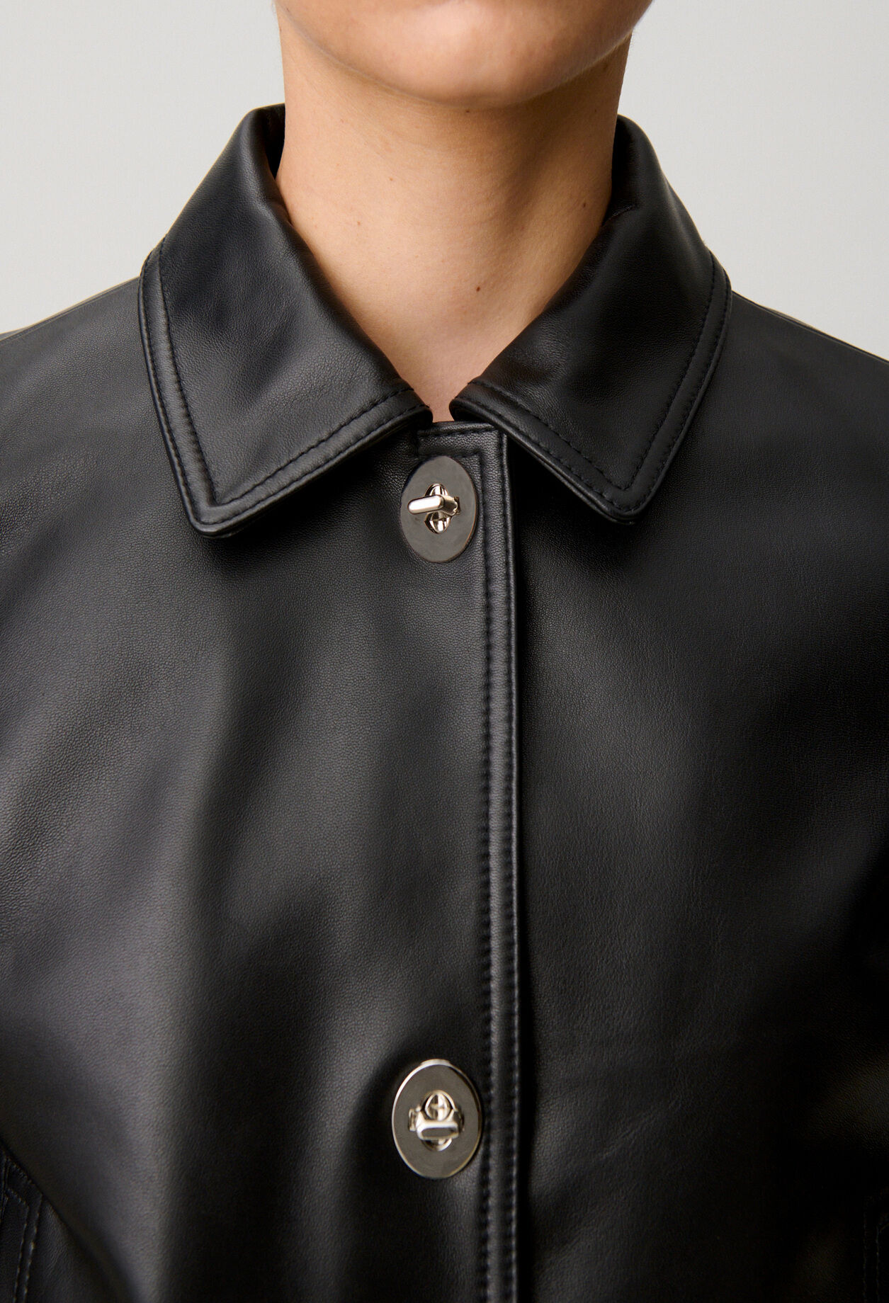 Chaqueta corta de cuero