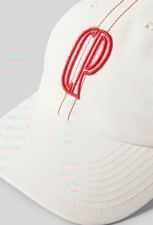 Gorra con monograma CP bordado