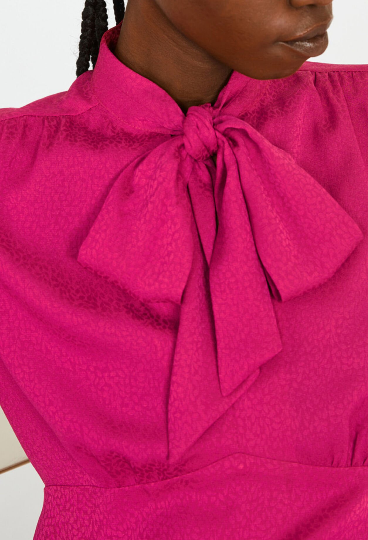 Vestido con cuello de corbata