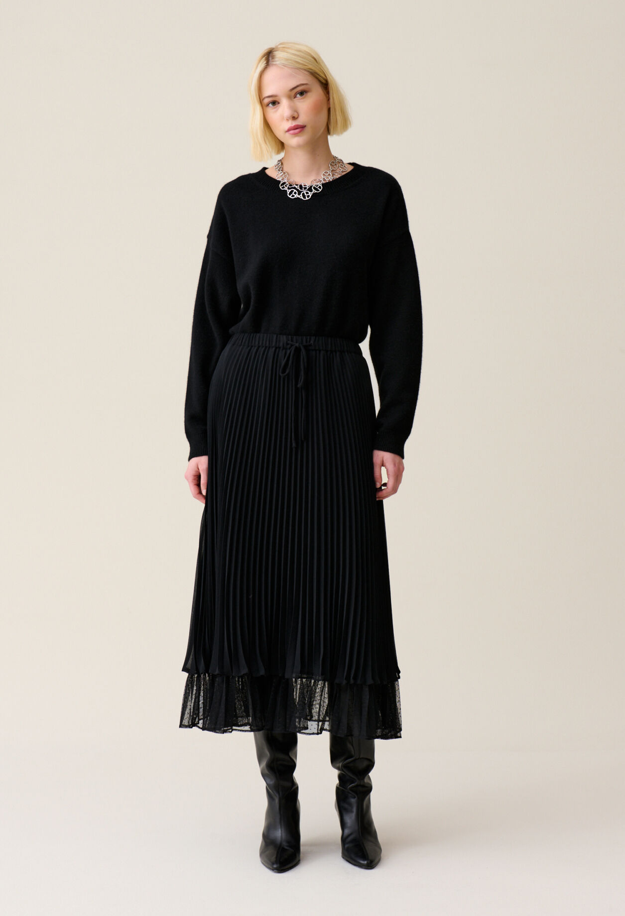 Falda midi fluida plisada negra