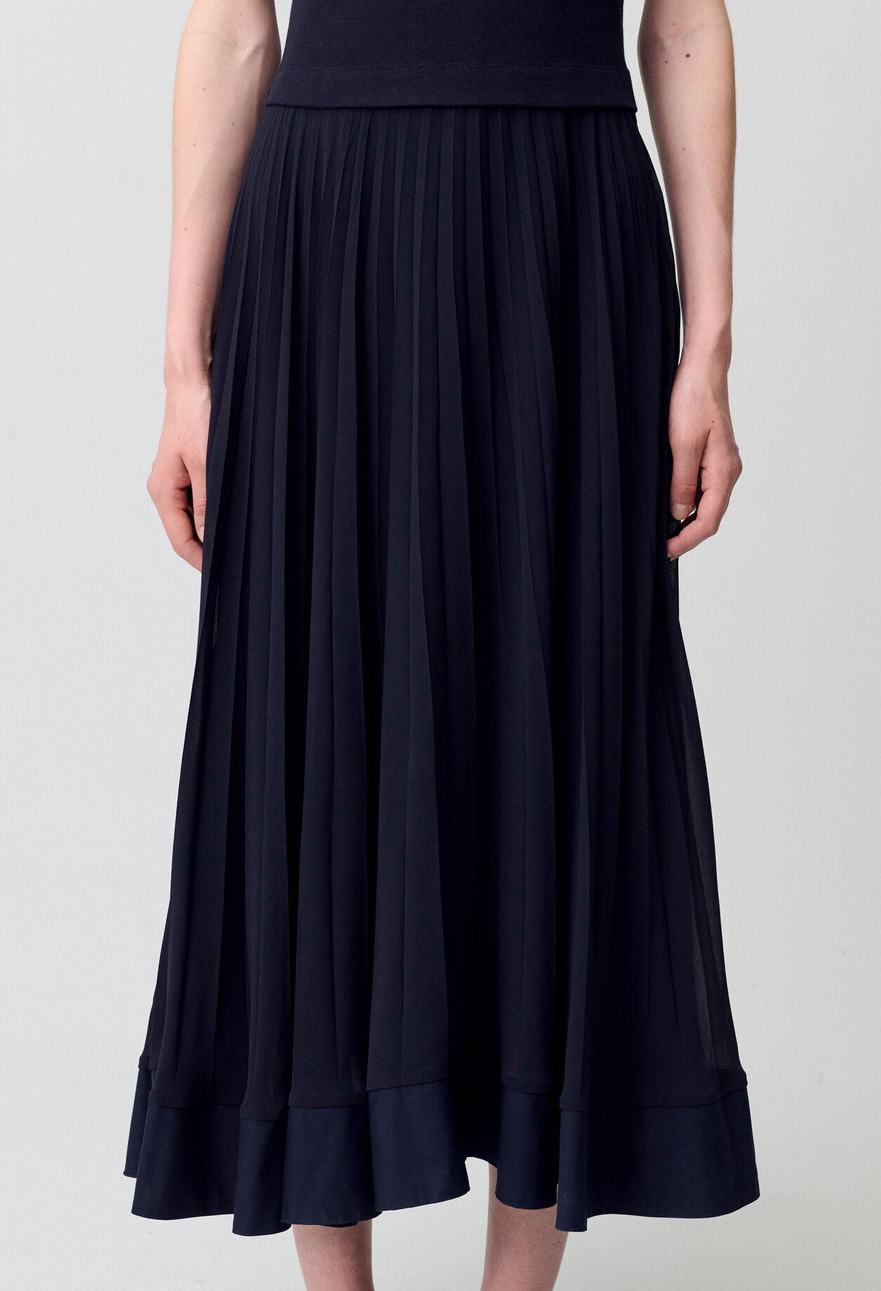 Vestido largo plisado en azul marino