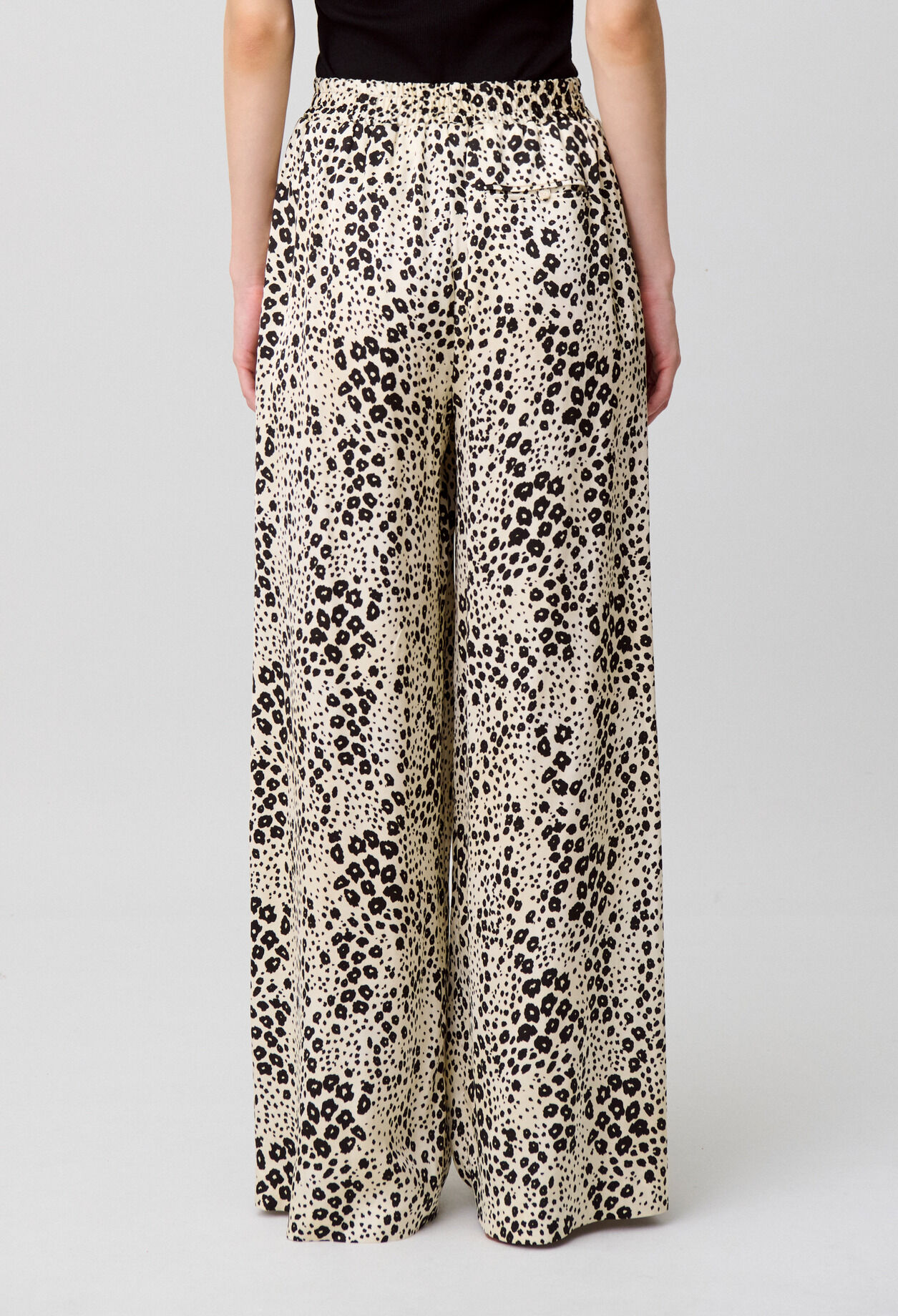 Pantalón satinado estampado animal