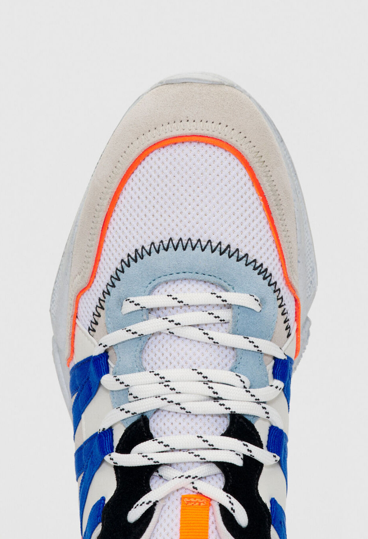 Sneakers gráficas de cuero