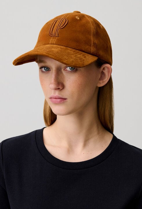 Gorra con monograma bordado CP en cuero