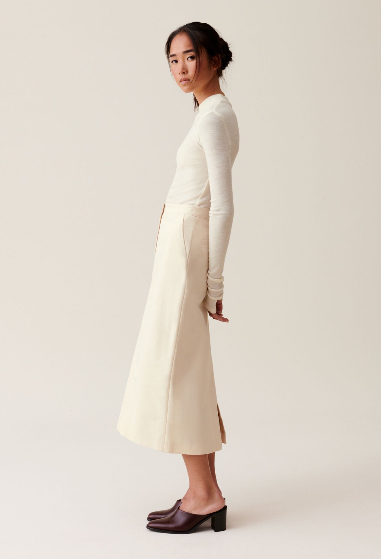 Falda midi beige claro