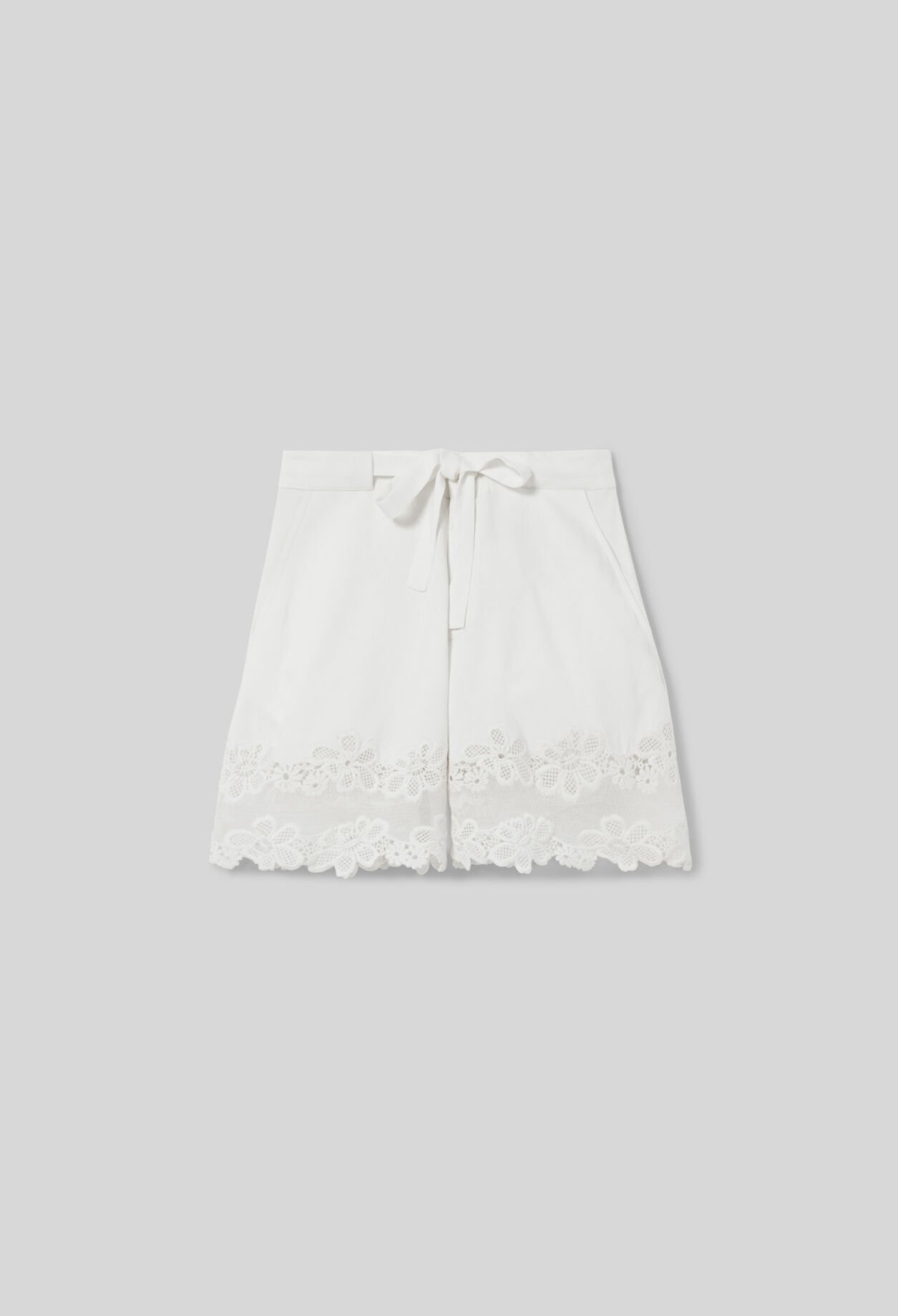Short holgado bordado