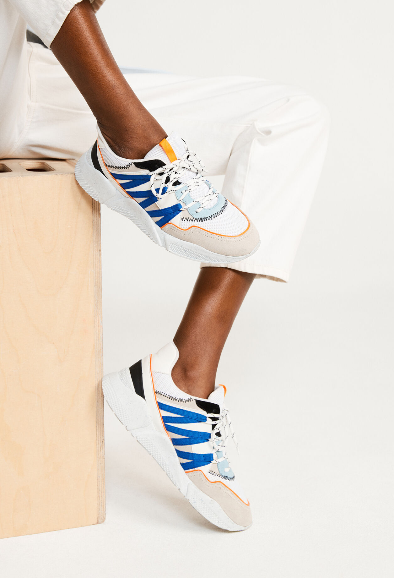 Sneakers gráficas de cuero