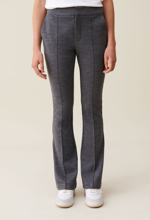 Pantalón gris de corte flare ajustado