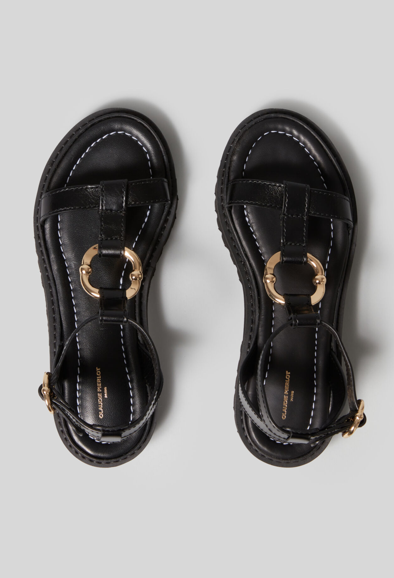 Sandalias de cuero con aro dorado.