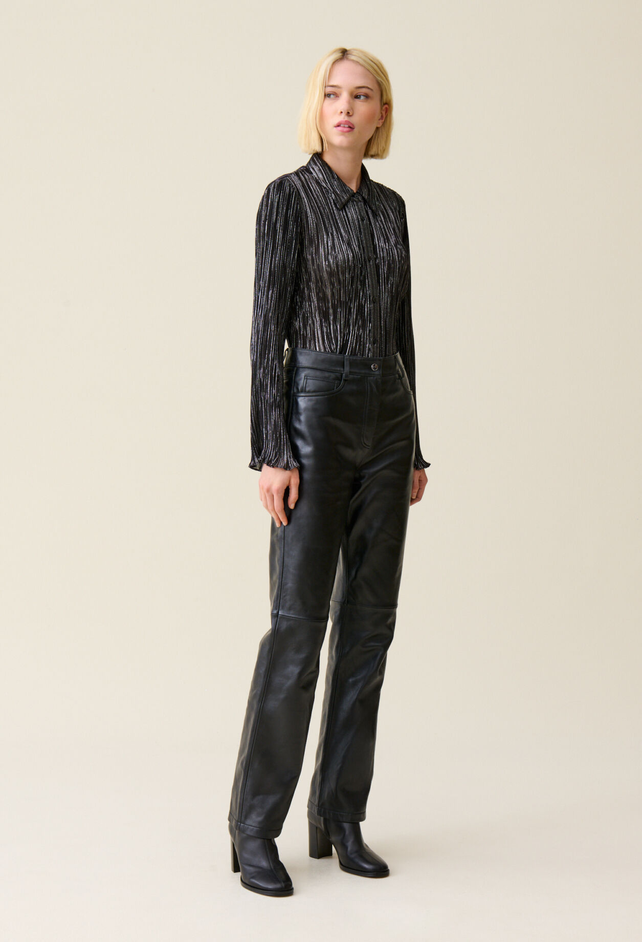 Blusa plisada fluida plateada