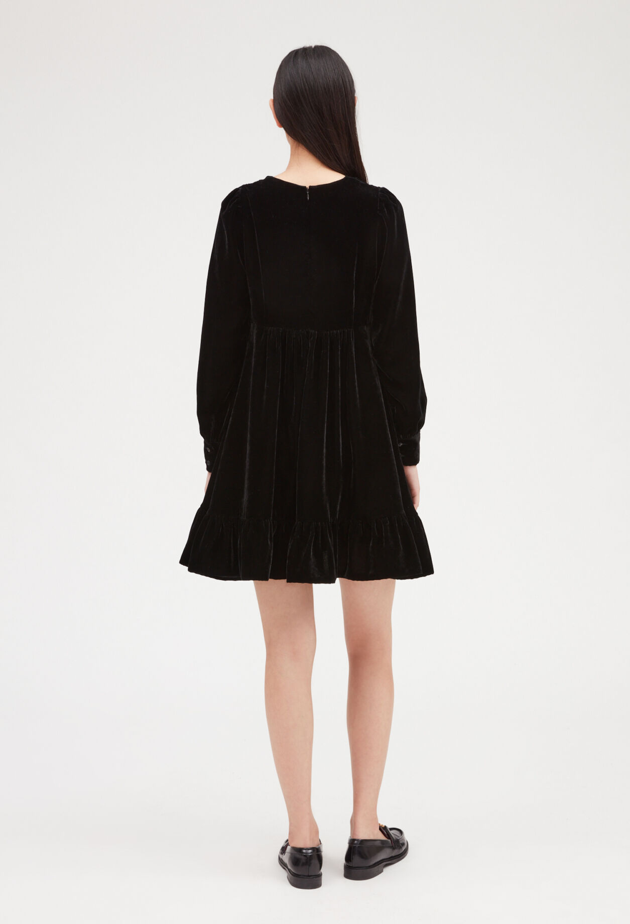 Vestido corto de terciopelo negro