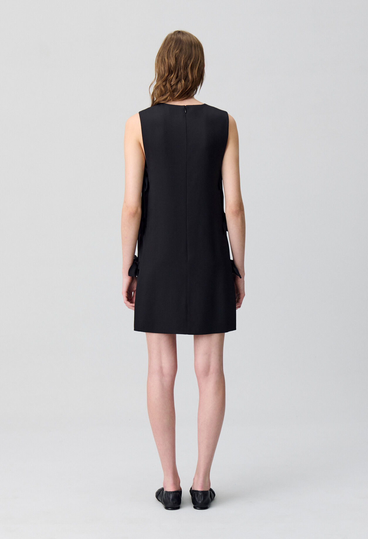 Vestido corto con lazos