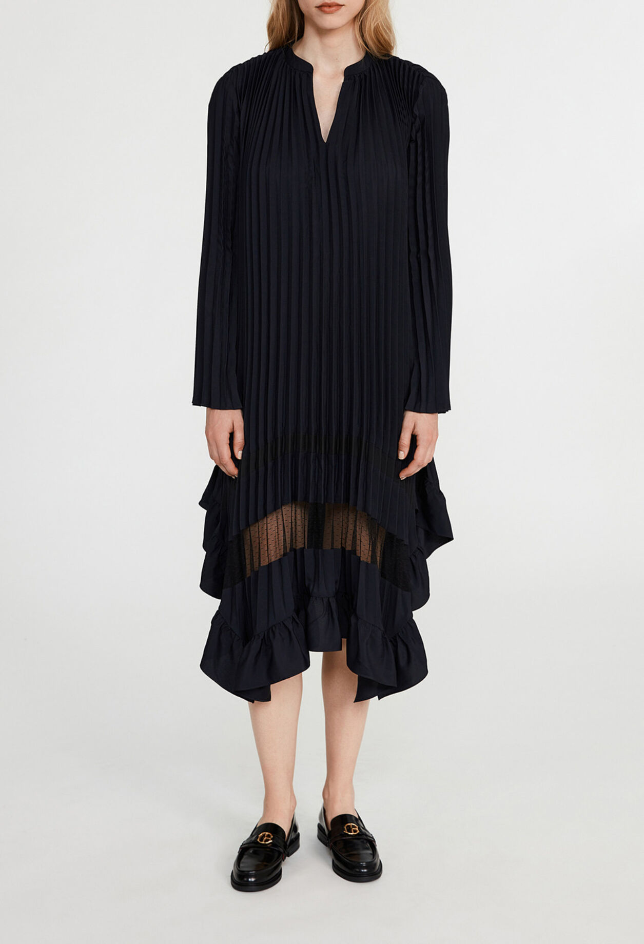 Vestido plisado con volantes