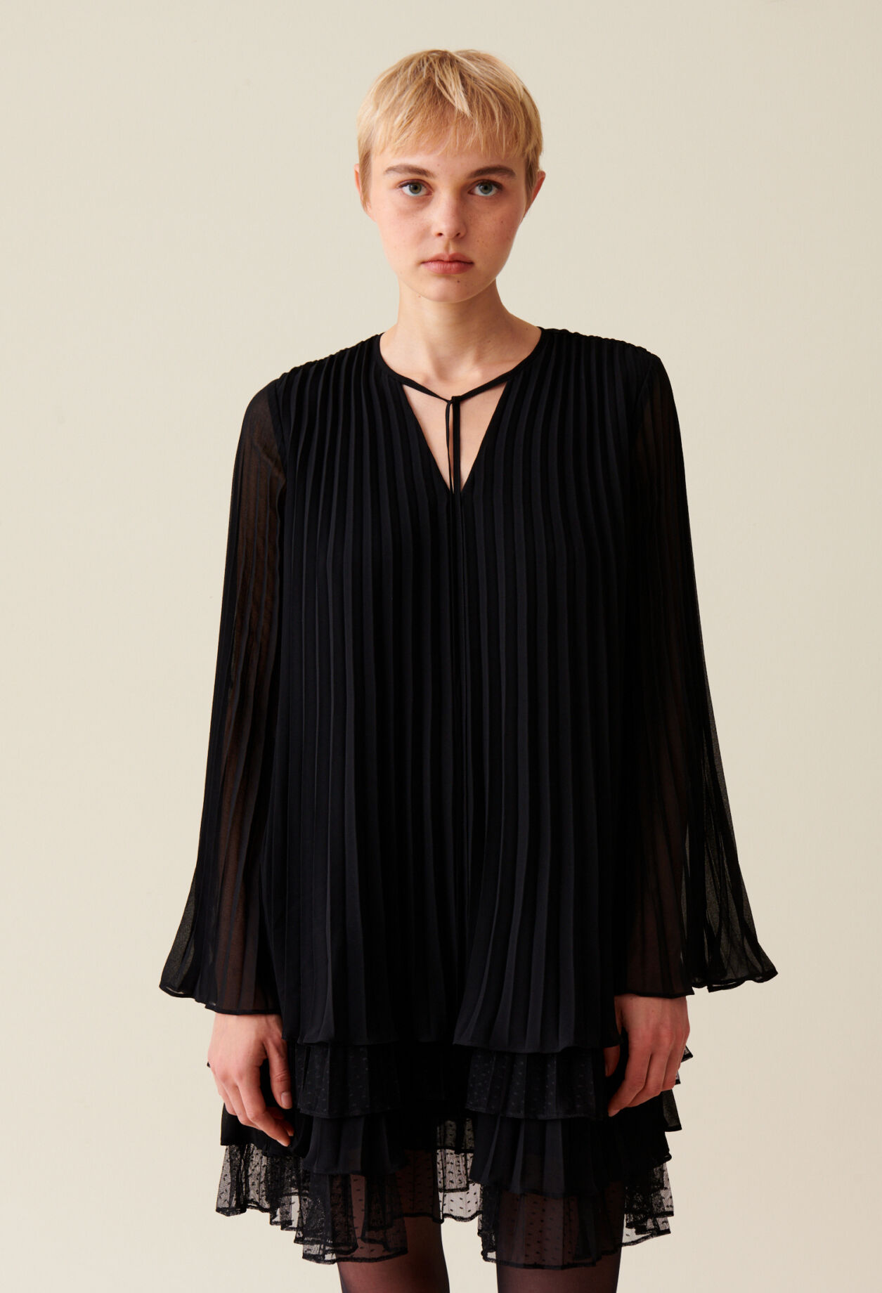 Vestido corto negro volantes