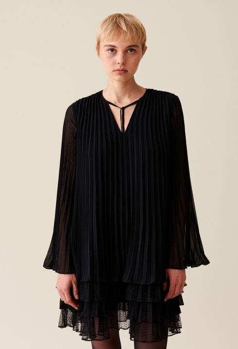 Vestido corto negro volantes