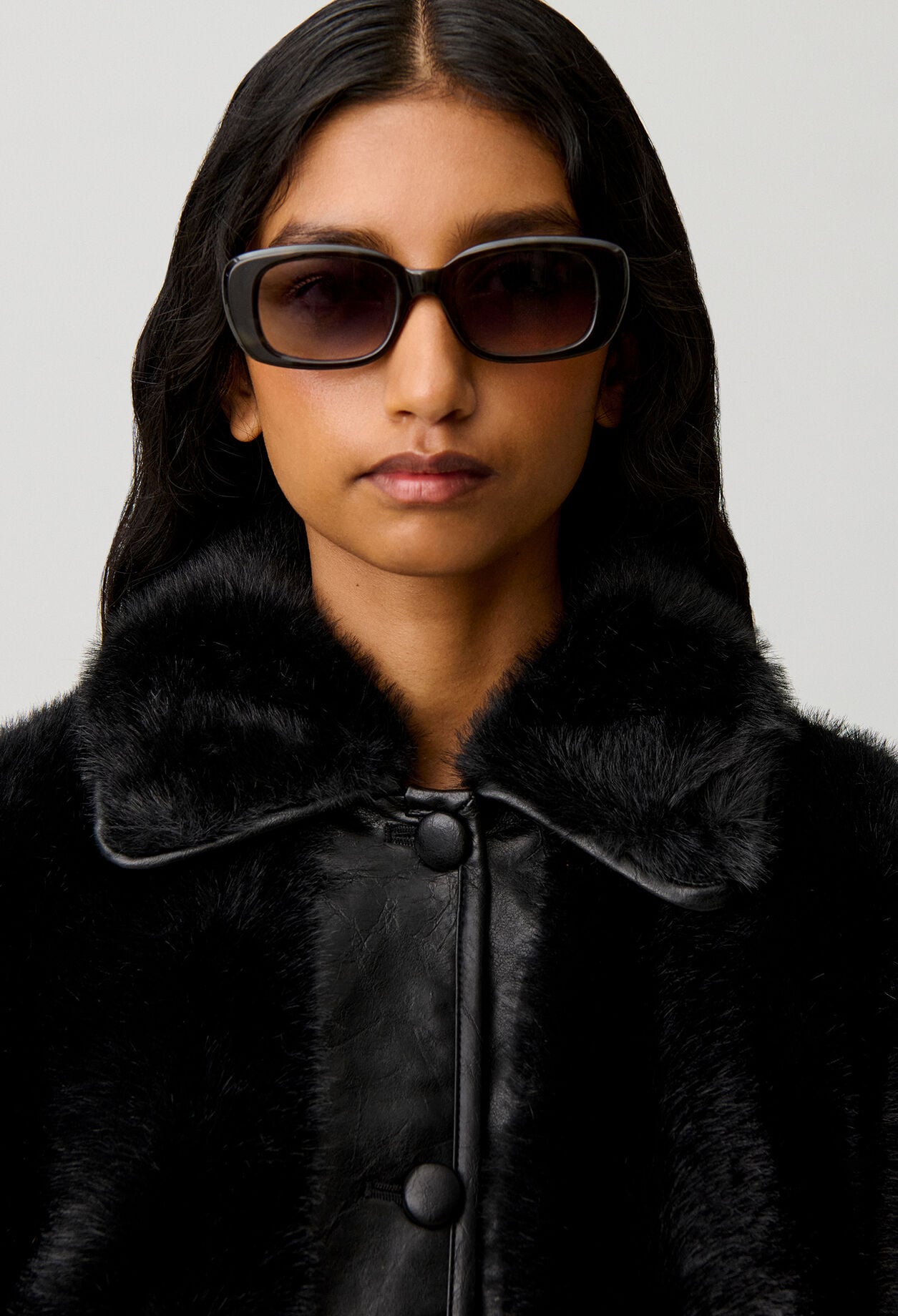 Chaqueta corta de pelo sint&eacute;tico