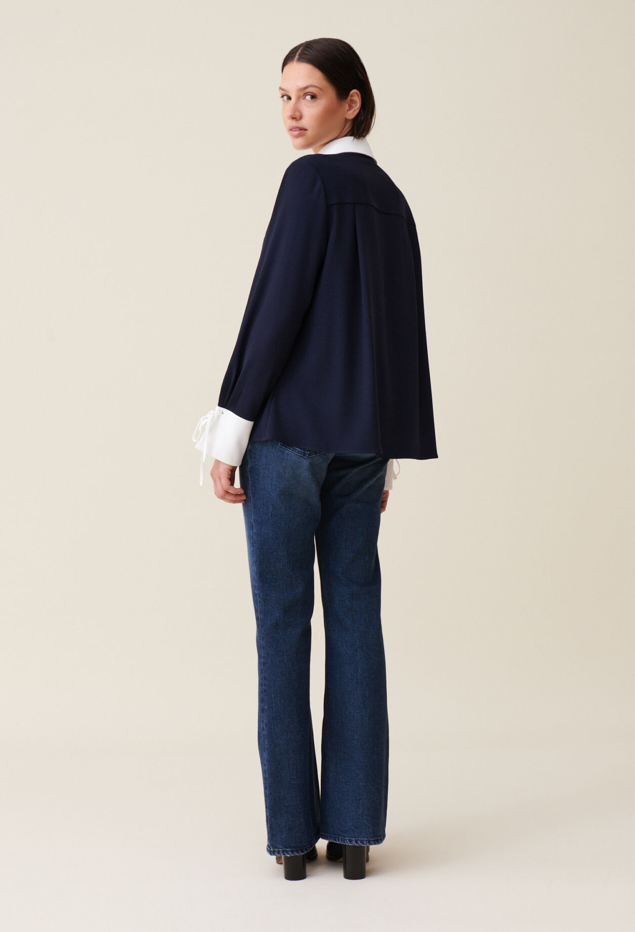 Blusa fluida azul cuello contraste